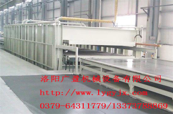 1574302756667593.jpg 冷藏車廂板熱壓機加水印.jpg